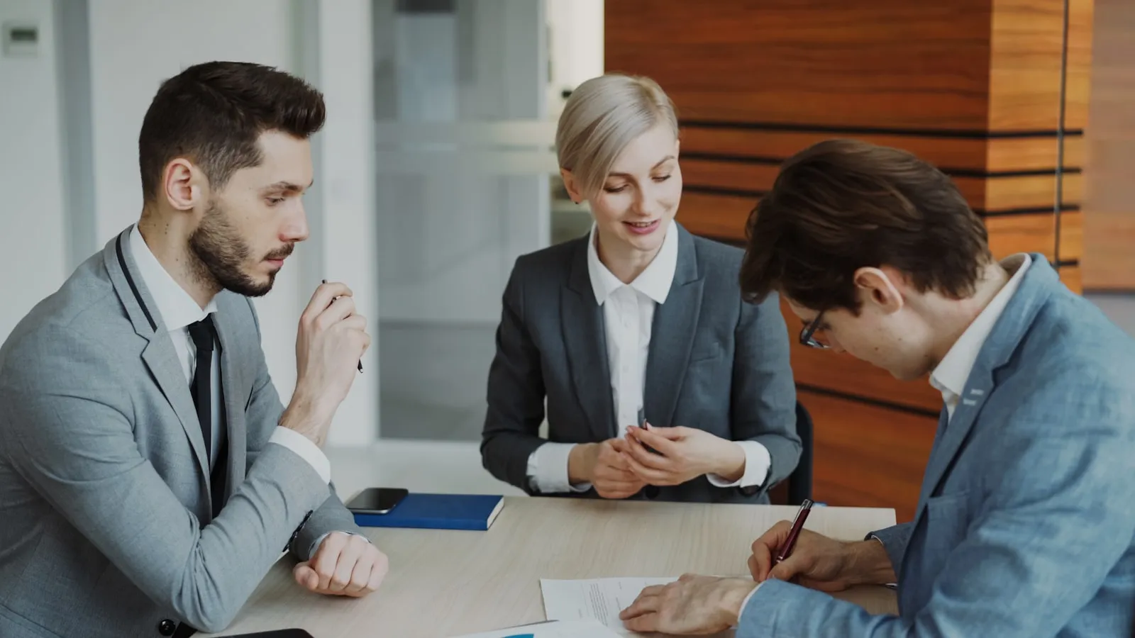 Signature d'un acte lors d'un rendez-vous à l'office